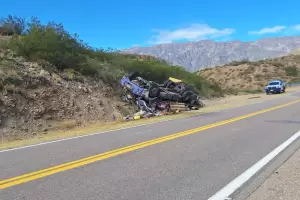 Impactante vuelco de un cami�n en La C�bila: rescataron al chofer