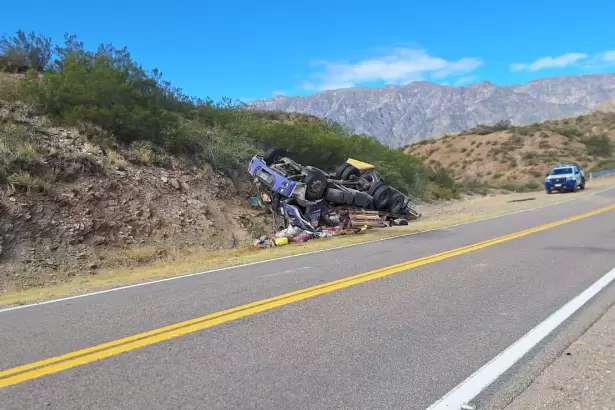Impactante vuelco de un cami�n en La C�bila: rescataron al chofer