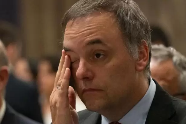 Levantan el secreto fiscal de Adorni y su esposa para investigar el origen de sus fondos