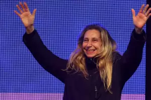 Karina Milei lanza la carrera hacia 2027 con una cumbre libertaria y una foto con Santilli