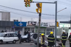 Choque en cadena en Catamarca: conductora volc� tras impactar contra dos veh�culos