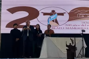 Entre algunos silbidos, Jalil inst� a los docentes a seguir el ejemplo del Beato Esqui�