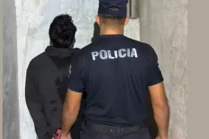 Lo encontraron con una mesa robada, amenaz� a vecinos y termin� detenido