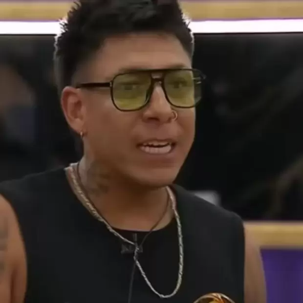 Acusan a Brian Sarmiento de escupir la comida de sus compa�eros en "Gran Hermano" y una foto gener� pol�mica