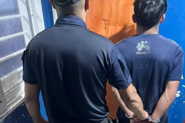 Detienen a un joven, demoran a un adolescente y secuestran una motocicleta