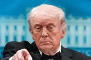 Trump minimiz� el tirote� y confront� a la prensa tras el incidente en una gala