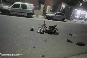 Un adolescente result� herido tras impactar contra una camioneta en Catamarca