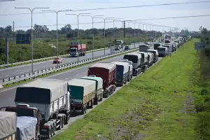 Cosecha r�cord: m�s de 6000 camiones diarios saturan los accesos al Gran Rosario