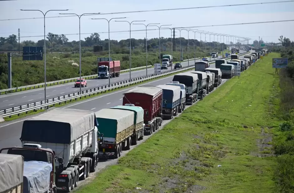 Camiones colapsando las rutas con las cosechas