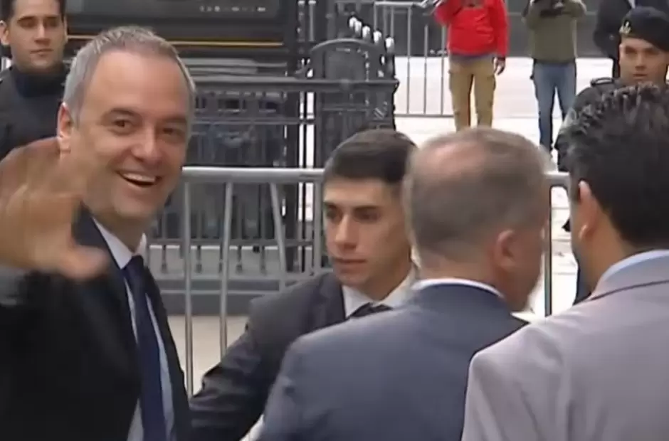 Adorni llega al Congreso