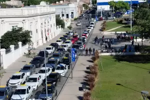 Tensi�n frente al Palacio Municipal: taxistas exigen ser recibidos por Saadi