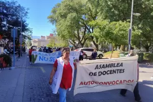 Docentes Autoconvocados marcharon y denunciaron restricciones a la protesta