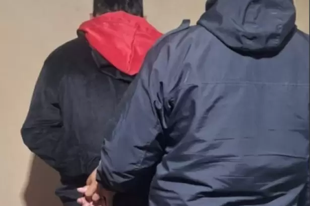 Detinenen a un joven por amenazar a un Uber y le secuestran un arma blanca
