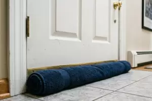 Poner una toalla en la parte de abajo de la puerta: para qu� sirve y por qu� recomiendan hacerlo en invierno