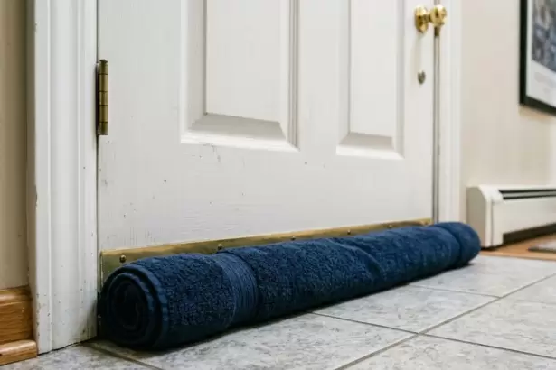 Poner una toalla en la parte de abajo de la puerta: para qu� sirve y por qu� recomiendan hacerlo en invierno