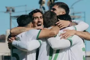 Banfield derrot� sobre el final a Barracas y le complic� la clasificaci�n