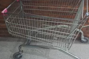 Tres adolescentes demorados por sustraer un carrito de supermercado
