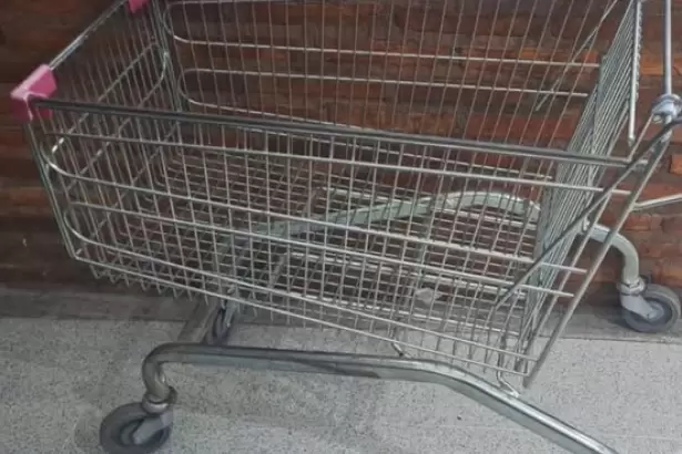 Tres adolescentes demorados por sustraer un carrito de supermercado