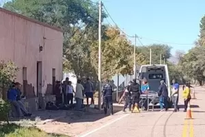 Catamarca: dos motociclistas resultaron graves tras chocar contra una vivienda en Ruta 60