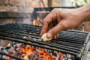 Frotar un diente de ajo por la parrilla antes de hacer el asado: para qu� sirve