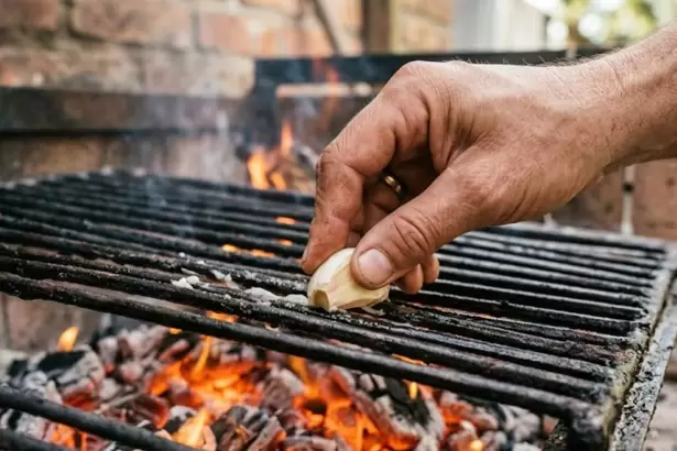 Frotar un diente de ajo por la parrilla antes de hacer el asado: para qu� sirve