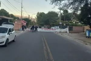 Estudiantes del IES Santa Mar�a cortan la Ruta 40 por falta de docentes