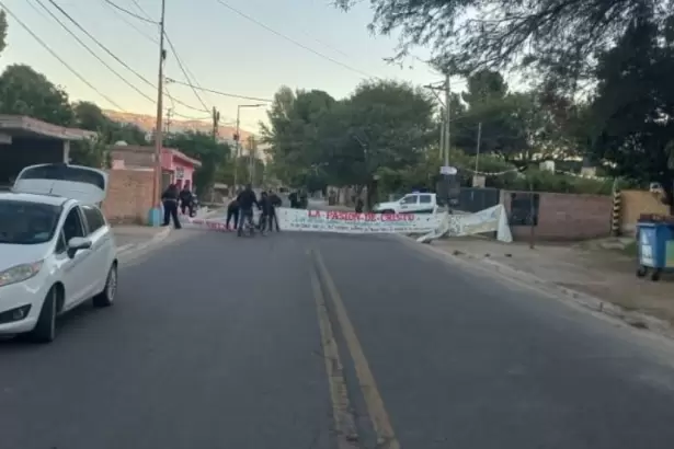 Estudiantes del IES Santa Mar�a cortan la Ruta 40 por falta de docentes