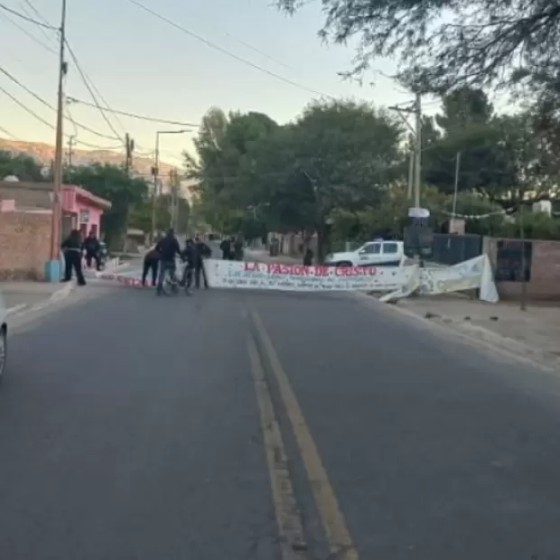 Estudiantes del IES Santa Mar�a cortan la Ruta 40 por falta de docentes
