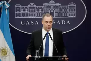 Adorni neg� censura, evit� responder sobre su patrimonio y defendi� sus viajes