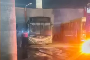 Se incendi� un colectivo en la Capital: hubo da�os parciales