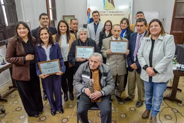 El CD de F.M.E reconoci� a vecinos con la "Menci�n de Honor Beato Mamerto Esqui�"