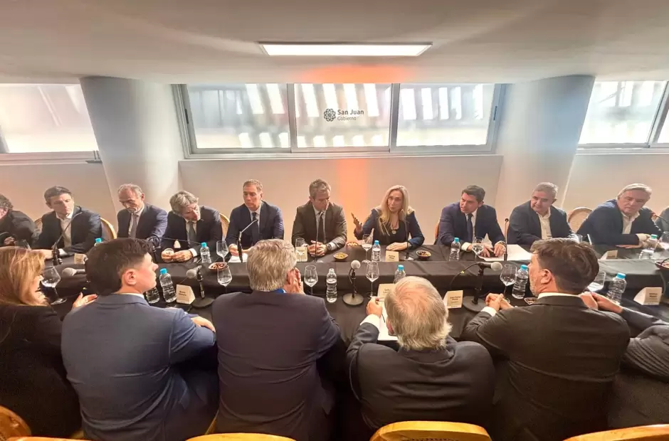 Karina Milei junto a gobernadores y empresarios mineros