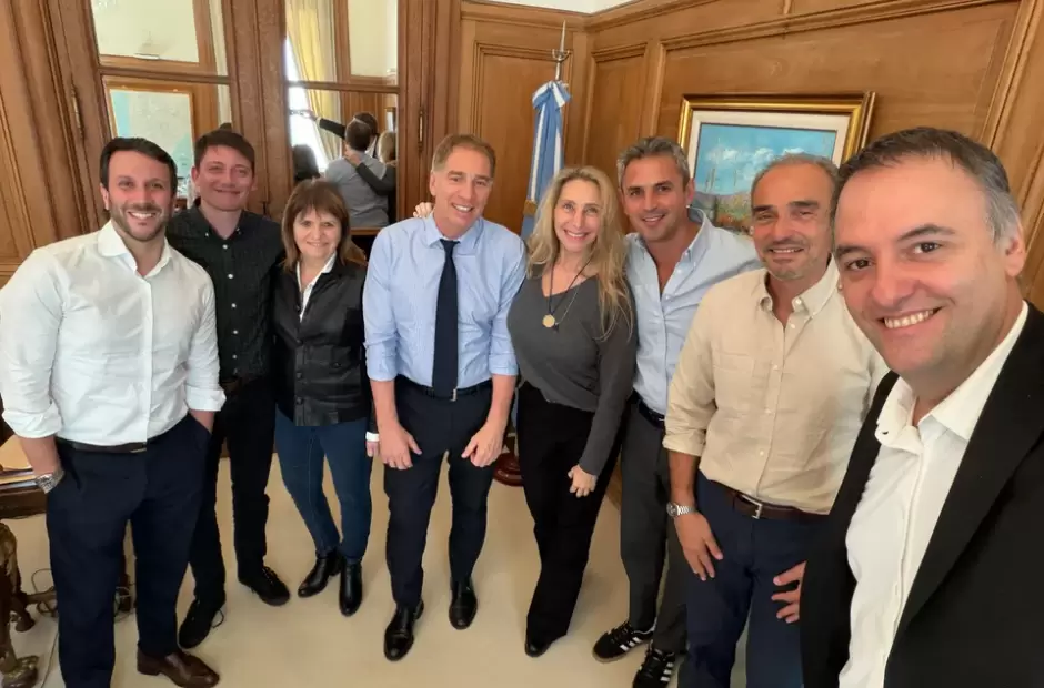Adorni con Karina Milei y el circulo rojo