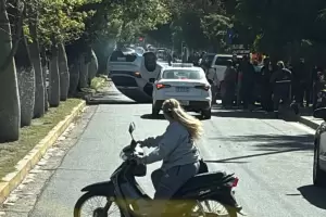 Choque y vuelco cerca del Cementerio: un auto termin� con las ruedas hacia arriba