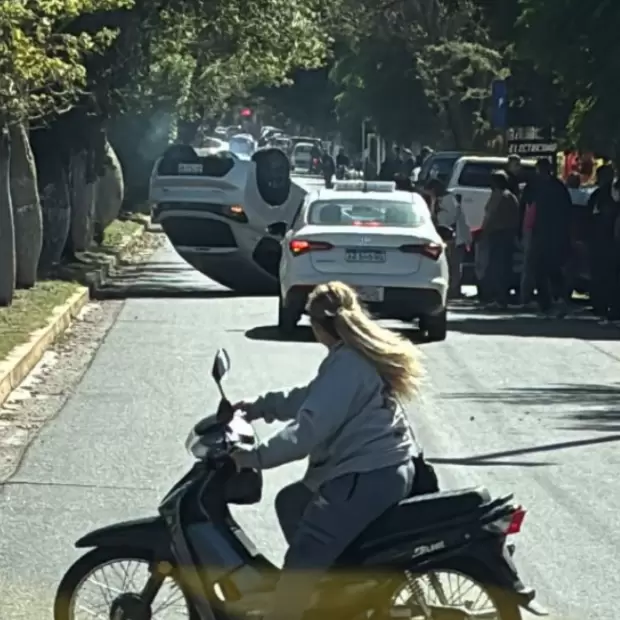 Choque y vuelco cerca del Cementerio: un auto termin� con las ruedas hacia arriba