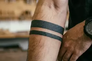 Pocos lo saben: qu� significa el tatuaje de la doble banda negra en el brazo