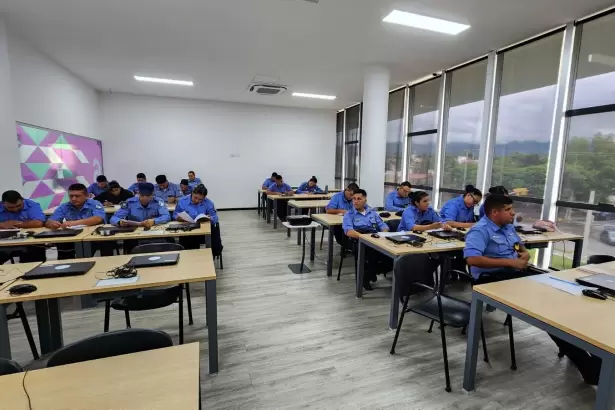 Realizaron una capacitaci�n en herramientas digitales e inteligencia artificial a polic�as