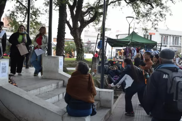 Cr�nicas Catuchas: El pueblo se narr� a s� mismo en la glorieta de la Plaza 25 de Mayo