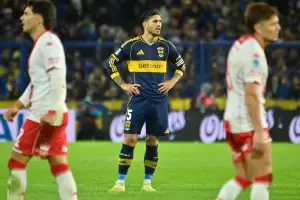 Boca pag� caro sus errores en defensa y cay� frente a Hurac�n en la Bombonera