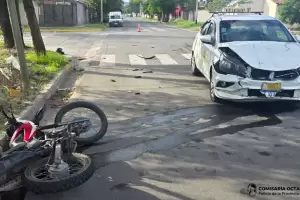 Fuerte choque en Catamarca: un motociclista fue hospitalizado tras colisionar con un taxi