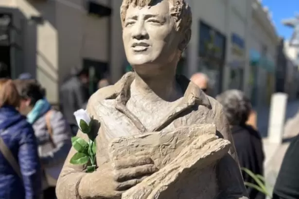 Catamarca homenaje� a Ram�n Iturre con una escultura en su hist�rica esquina