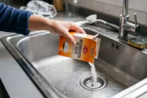 Tirar bicarbonato en el desag�e antes de dormir: cu�l es su funci�n y qu� problema ayuda a evitar