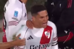 El fuerte cruce de Juanfer Quintero con los hinchas de River tras su gol a San Lorenzo por el Apertura