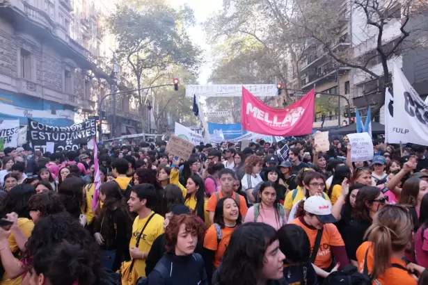 Miles de estudiantes y docentes se movilizan a Plaza de Mayo contra el ajuste universitario