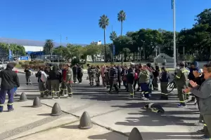 Precarizados protestan frente al municipio capitalino: "Cobramos $86 mil por mes"