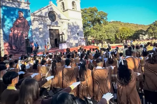 En la tierra del Beato Esqui�, estudiantes prometieron lealtad a la Constituci�n Nacional