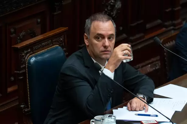 La nueva versi�n de Adorni contradice lo declarado en el Congreso y las conferencias de prensa