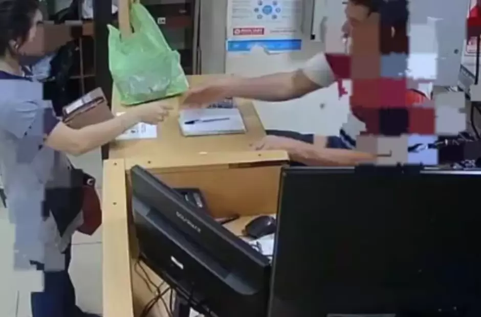 La docente al momento de hacer una de la compras
