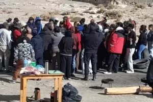 Catamarca: dos escuelas, dos conflictos y la lucha por mejoras educativas para sus hijos