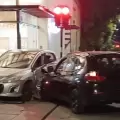 Adolescente que manejaba un auto de alta gama choc� a otro veh�culo y lo arrastr� contra un local